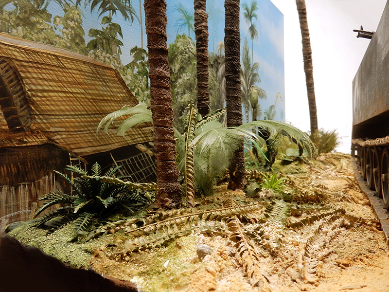 Diorama de maquette M113 A1 ACAV près d'une hutte sous des palmiers tropicaux