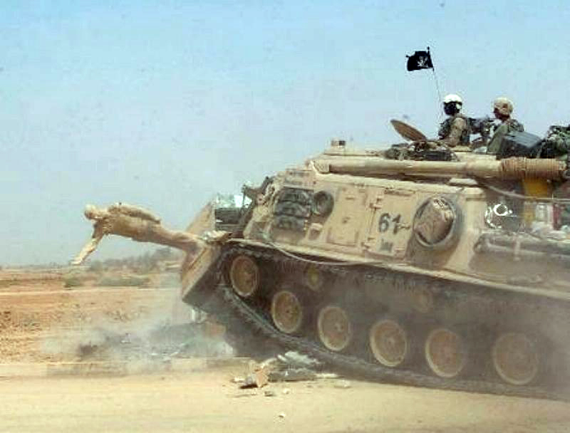 Photo de référence d'un M88A1 sable renversant une statue, équipage à bord