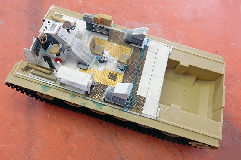 Vue de dessus du M88A1 en montage montrant l'intérieur détaillé du compartiment équipage