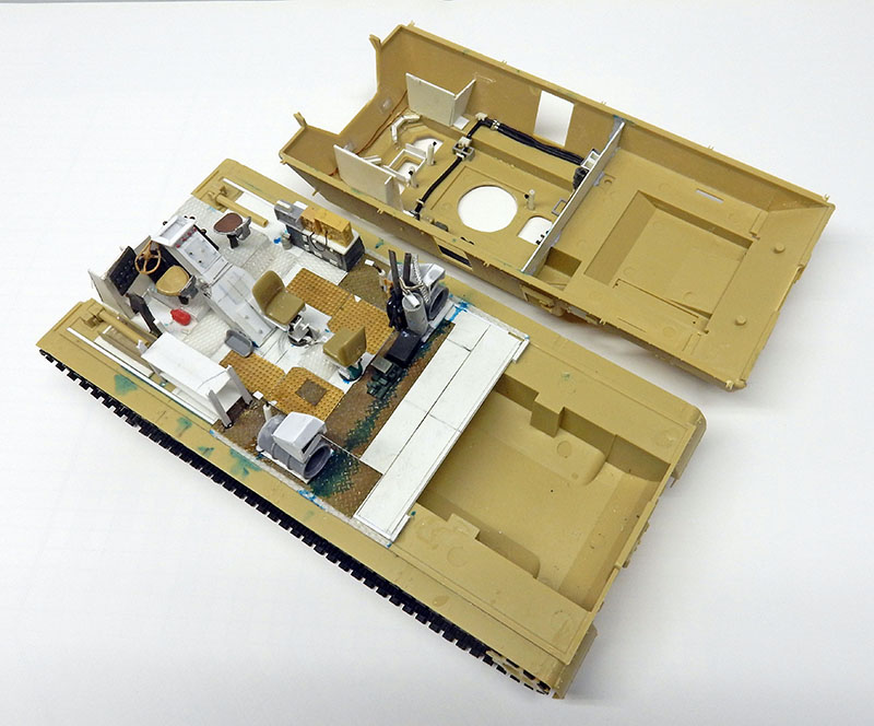 Coque du M88A1 ouverte montrant l'aménagement intérieur détaillé en cours de montage