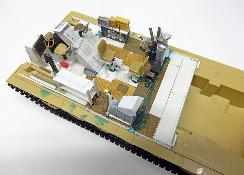 Aménagement intérieur détaillé du compartiment de combat du M88A1 en cours de montage