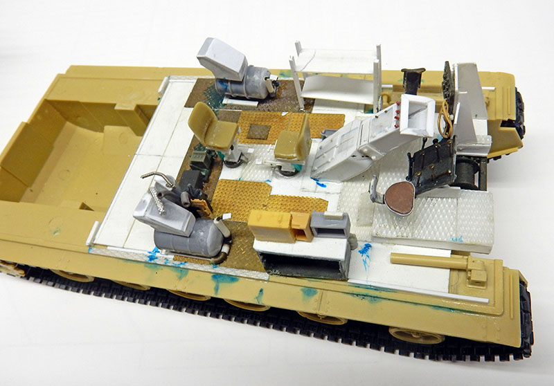 Coque du M88A1 sans superstructure montrant l'aménagement intérieur détaillé en cours d'assemblage