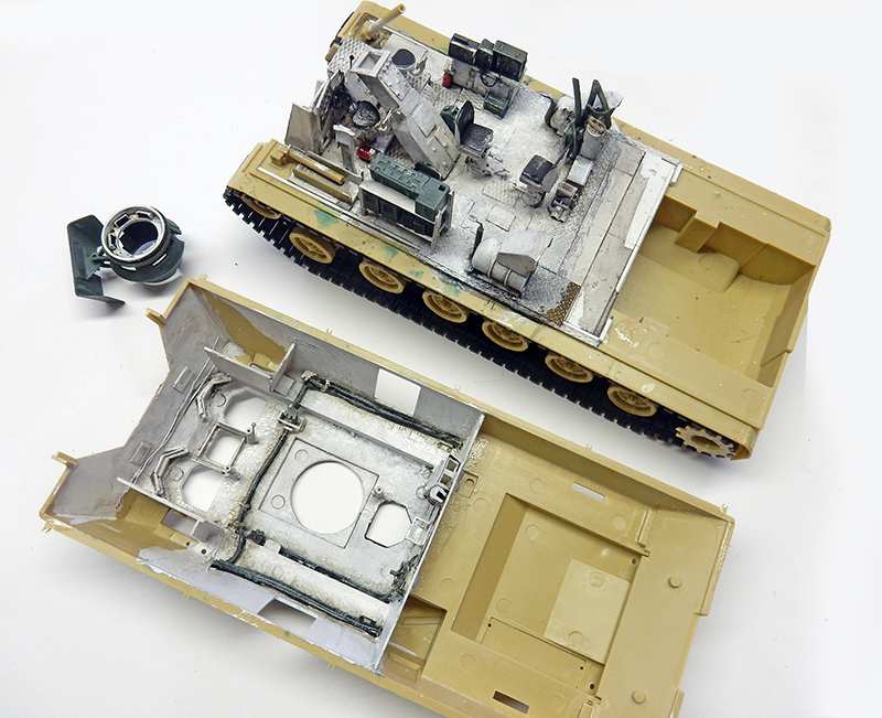 Caisse du M88A1 ouverte, intérieur détaillé et superstructure séparée avant assemblage
