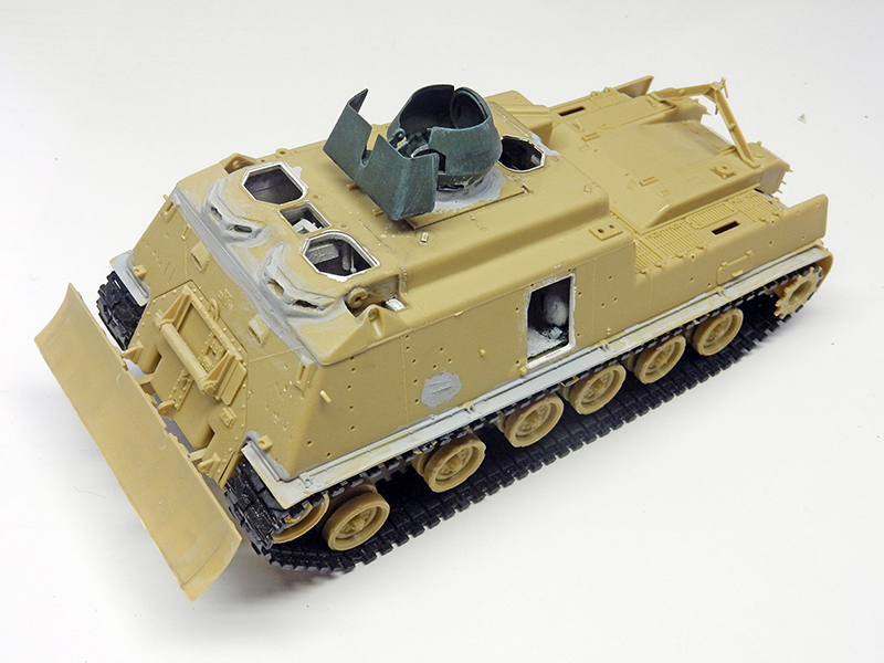 Caisse du M88A1 assemblée en sable, lame de bulldozer et chenilles montées