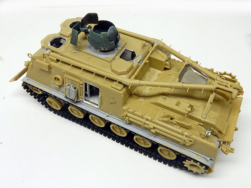 Maquette du M88A1 assemblée en sable, chenilles montées, sur fond neutre