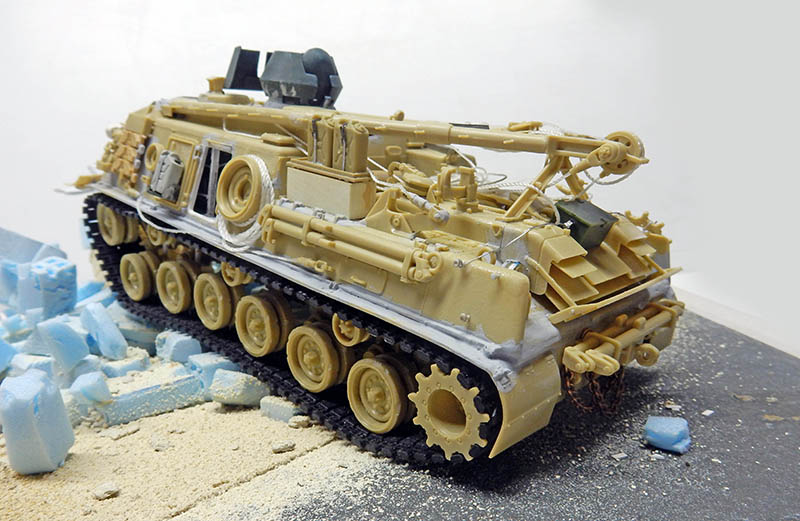 Char de dépannage M88A1 sable posé sur socle sablonneux, montage en cours