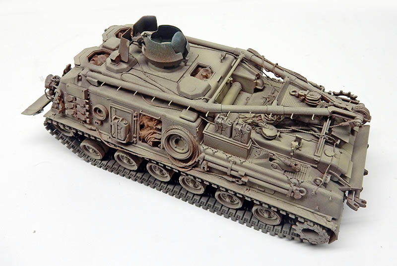 Maquette du M88A1 achevée en sable, treuil et câbles détaillés, sur fond neutre