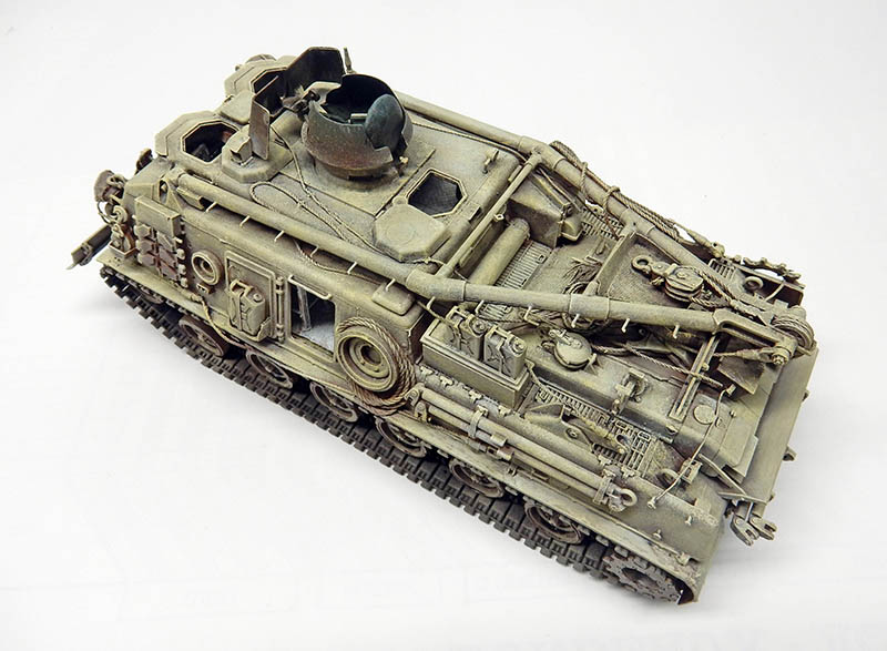 Maquette du char de dépannage M88A1 terminée, vue arrière trois quarts sur fond blanc