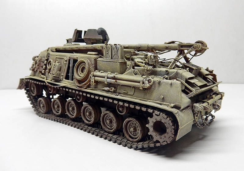 Maquette du M88A1 terminée sur fond neutre, vue trois quarts arrière, patine sable poussiéreuse