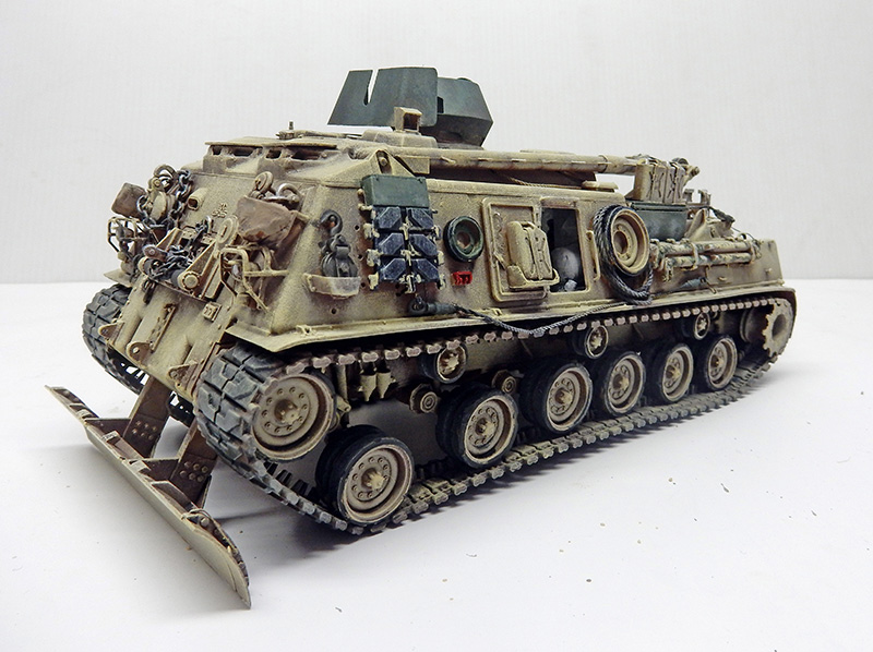 Maquette du M88A1 sable terminée, vue arrière trois quarts, lame et équipements détaillés