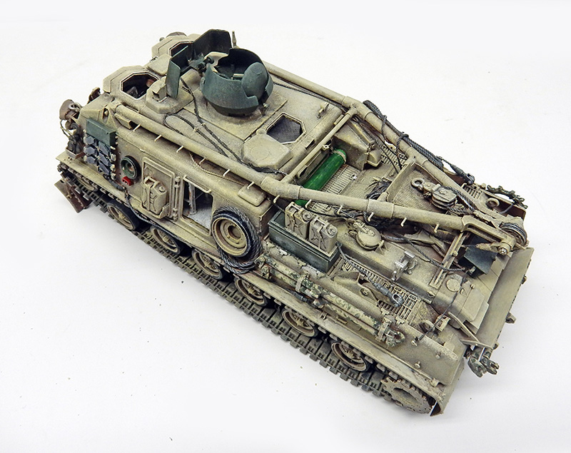 Maquette du char de dépannage M88A1 sable, vue arrière trois quarts sur fond blanc