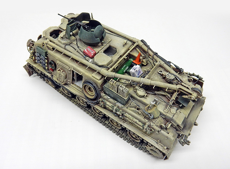 Maquette du M88A1 sable terminée vue de trois quarts arrière, chargement et accessoires détaillés