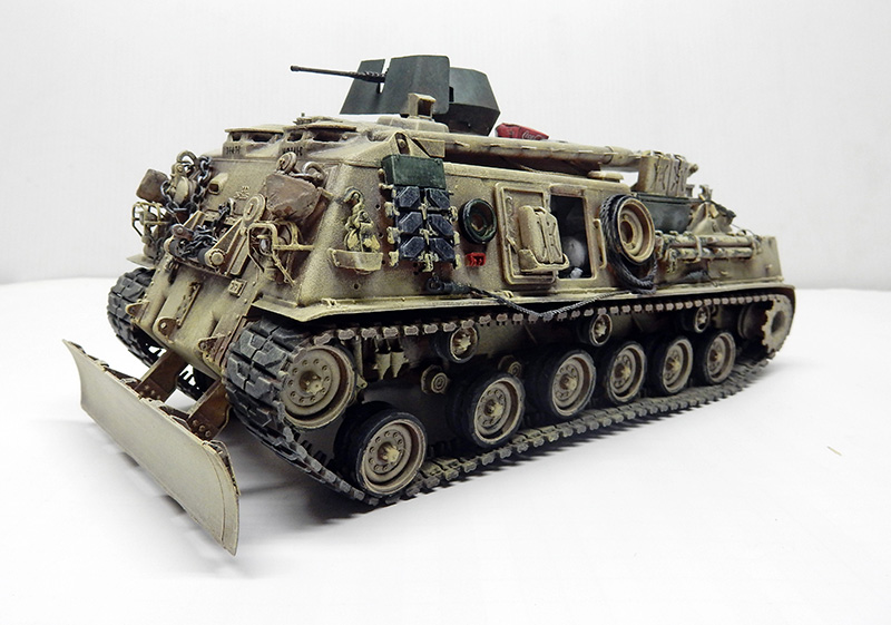 Maquette du M88A1 sable terminée, lame relevée, vue trois quarts avant sur fond blanc