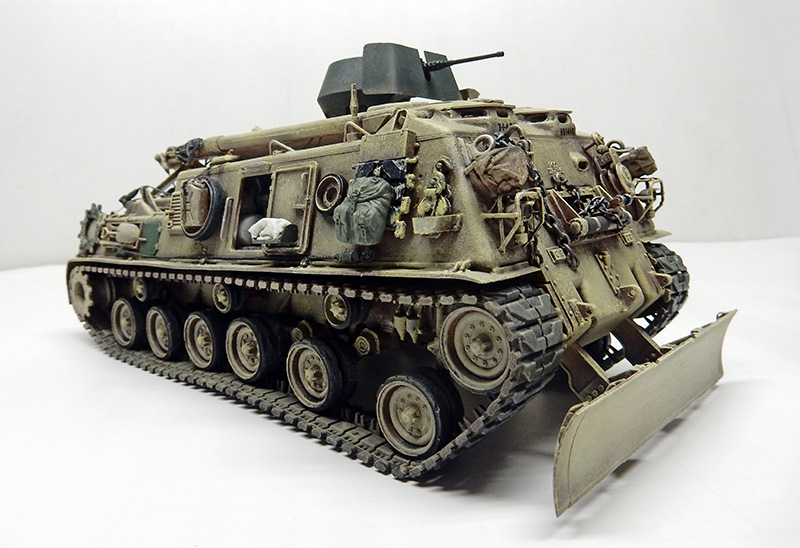 Maquette du char de dépannage M88A1 terminée, patine sable, lame de bulldozer abaissée