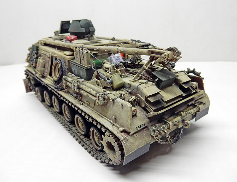 Maquette terminée du M88A1 en camouflage sable, vue arrière trois-quarts sur fond neutre