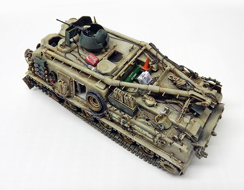 Maquette M88A1 sable achevée sur fond blanc, accessoires et grappins arrimés