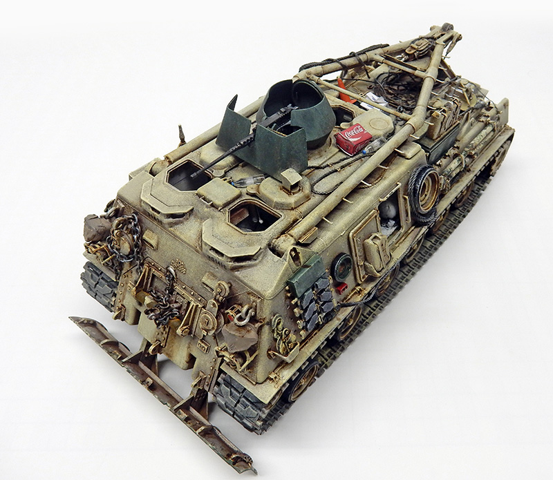 Maquette terminée du M88A1 en sable, vue avant trois-quarts sur fond neutre