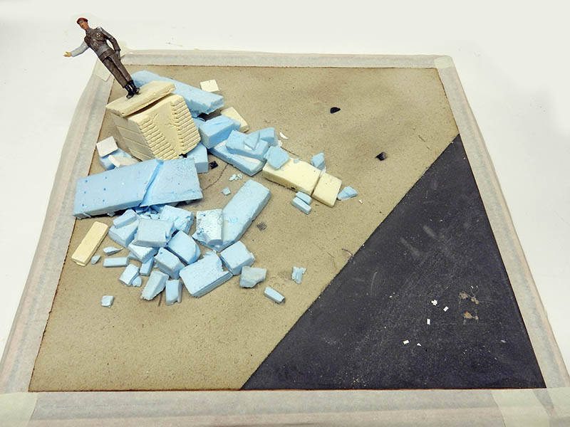 Base du décor en préparation avec gravats en mousse bleue et figurine test