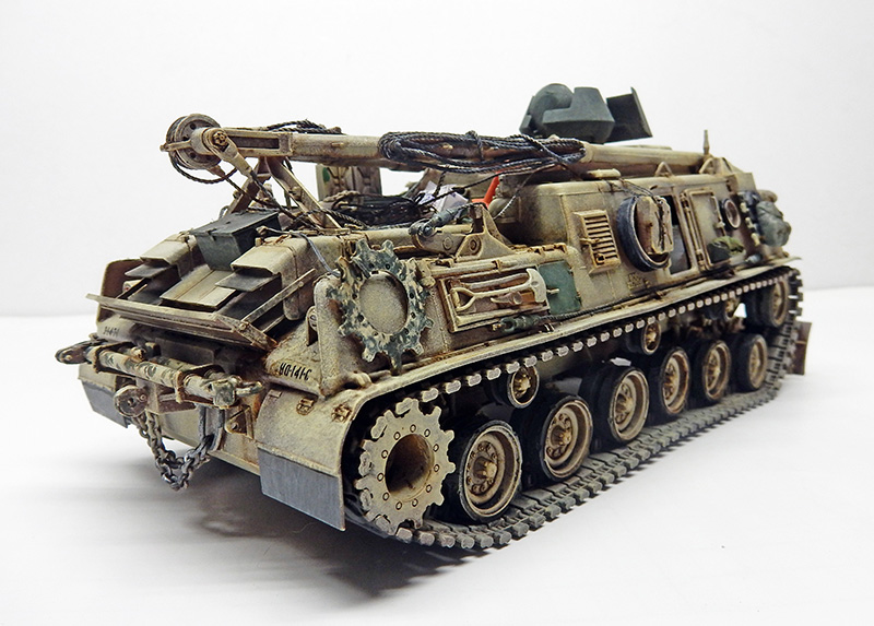 Maquette du char de dépannage M88A1 terminée, patine sable et pièces vieillies, fond neutre
