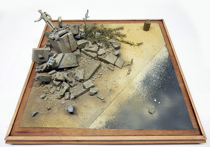 Base de diorama en construction, ruines de béton, route et terrain sableux sans véhicule