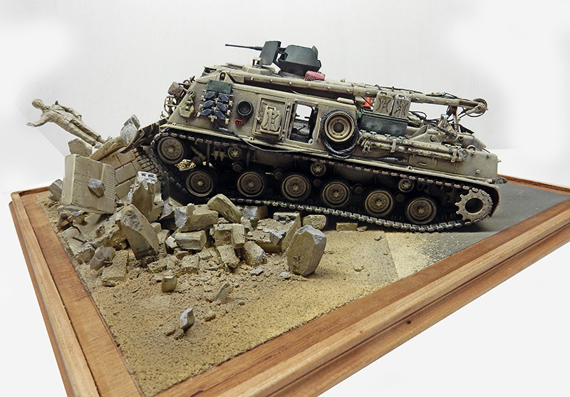Diorama du M88A1 franchissant des gravats de béton sur sol sableux