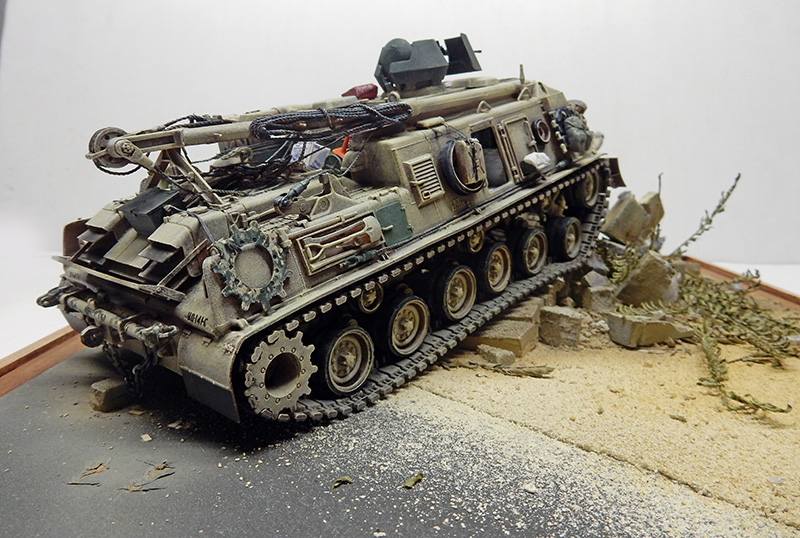 Diorama du M88A1 sable sur route désertique, gravats et végétation sèche