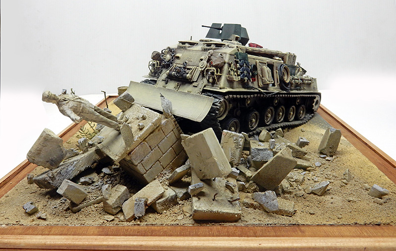 Diorama du M88A1 sable franchissant des ruines et gravats avec statue renversée