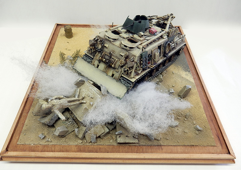 Diorama du M88A1 sable dégageant des ruines poussiéreuses, statue renversée au premier plan