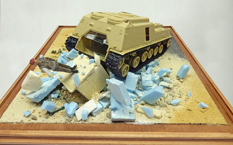 Diorama en cours du M88A1 sur socle bois, gravats et sol sablonneux non peints