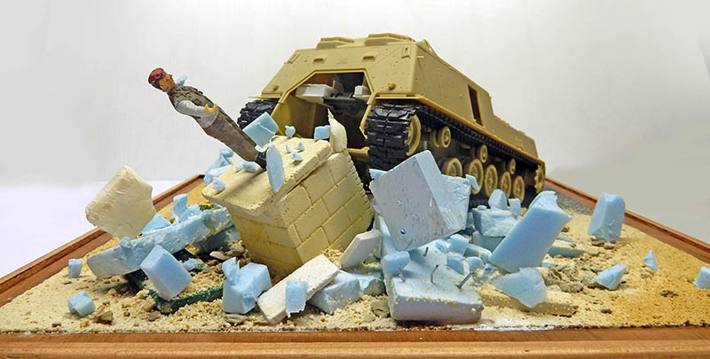 Diorama en cours du M88A1 sable franchissant des ruines de béton avec figurine