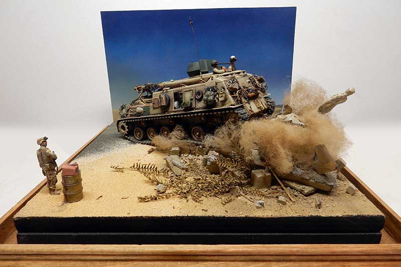 Diorama du char de dépannage M88A1 sable en plein désert avec figurine et explosion de poussière