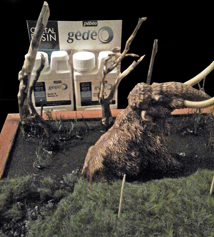 Maquette de mammouth laineux sur diorama avec arbres morts et résine Gédéo Crystal Resin