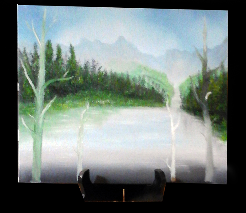 Peinture de paysage brumeux avec lac, sapins, bouleaux et montagnes en arrière-plan