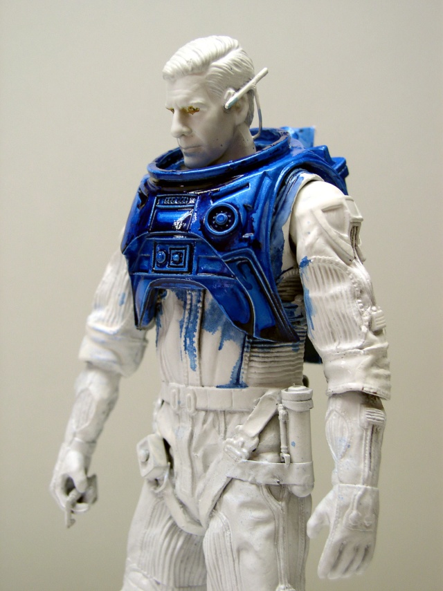 Figurine de soldat en cours de peinture avec armure bleue et combinaison blanche