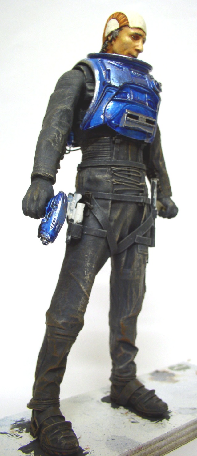 Figurine de pilote en combinaison grise patinée avec armure et étui bleus