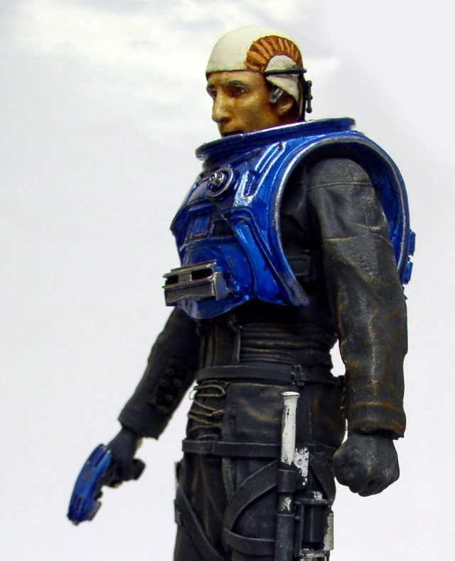 Figurine de soldat de science-fiction en armure bleue et combinaison grise, vue de profil