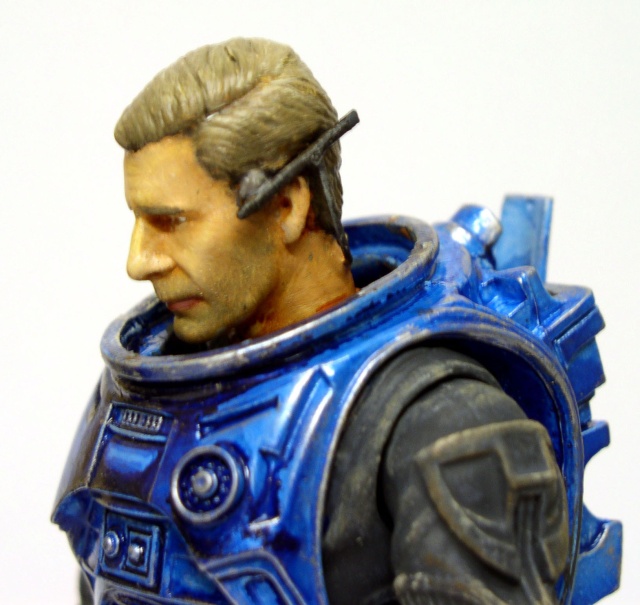 Buste de figurine peinte représentant un homme en armure bleue de profil