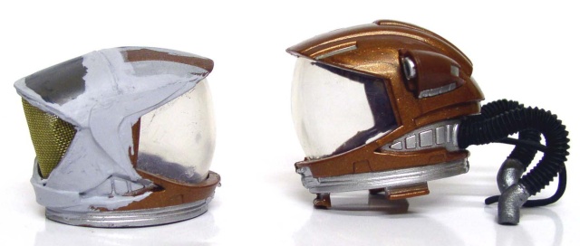 Deux casques de cosmonaute miniatures, l'un gris brut, l'autre peint en bronze avec tuyau