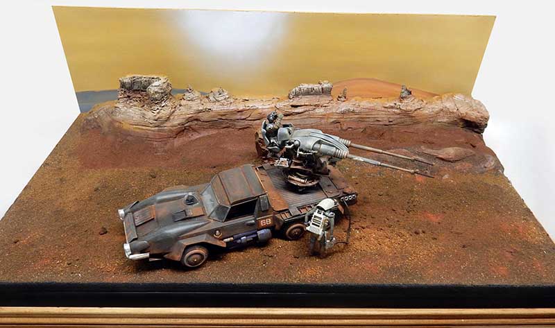 Diorama Mars 2150 : véhicule blindé porte-canon et droïde sur sol ocre