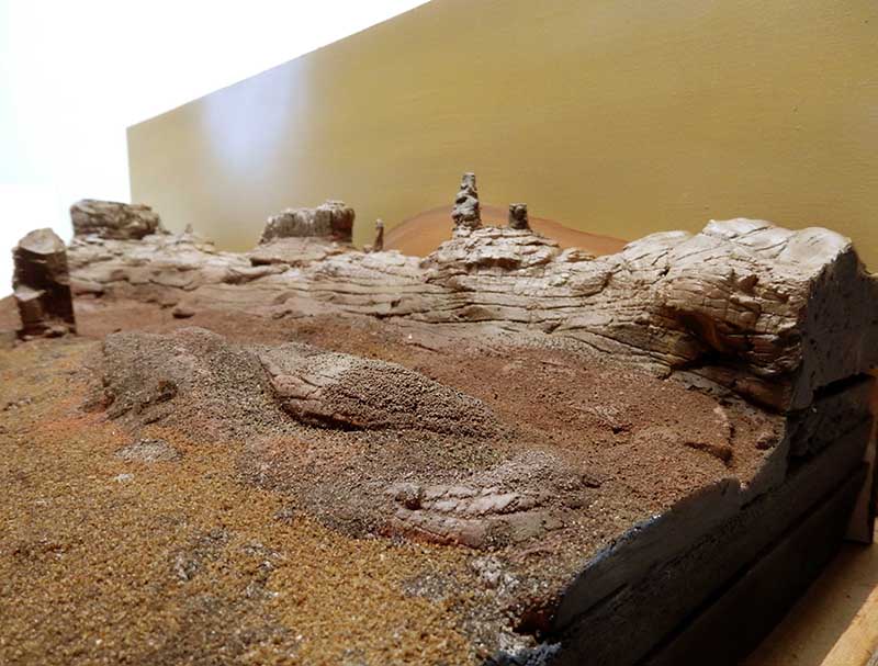 Base de décor martien : falaise rocheuse stratifiée, sable ocre et ciel peint