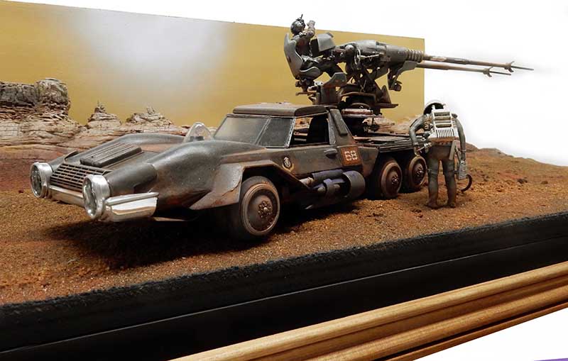Diorama martien avec véhicule blindé six roues, canon antiaérien et figurines sur sol ocre