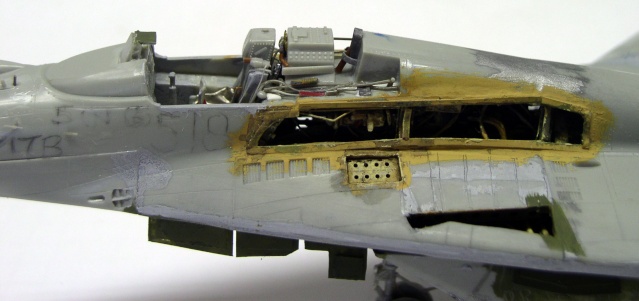 Mig 29 Fulcrum en cours d'assemblage sur un établi de maquettisme