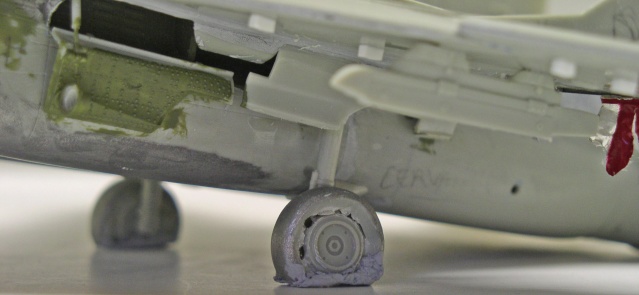 Détail du train d'atterrissage et des roues de la maquette du Mig 29 en assemblage