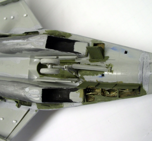 Vue ventrale de la maquette du Mig 29 montrant les entrées d'air et puits de train