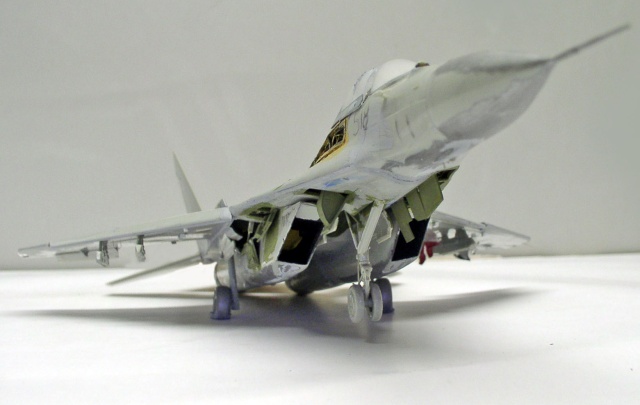 Maquette du Mig 29 Fulcrum vue de trois quarts avant, train d'atterrissage sorti