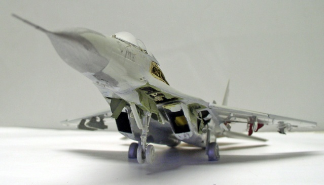 Maquette du chasseur Mig 29 Fulcrum en cours d'assemblage, vue de trois quarts avant