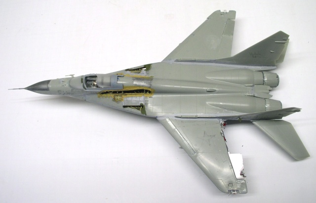 Maquette du Mig 29 Fulcrum en gris, vue de dessus, cockpit ouvert sans verrière