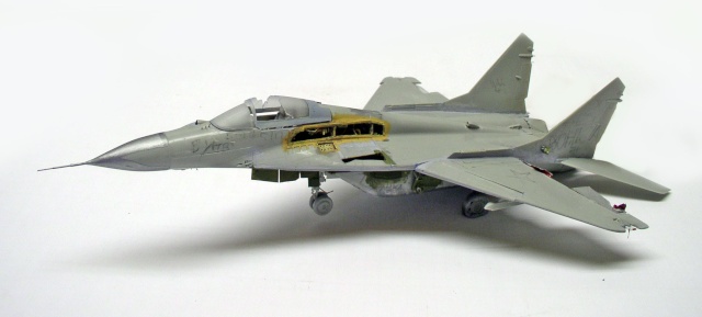 Maquette du Mig 29 Fulcrum en gris vue de profil, cockpit ouvert sans verrière