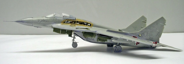 Maquette de chasseur Mig 29 Fulcrum gris, verrière ouverte, vue latérale en cours d'assemblage