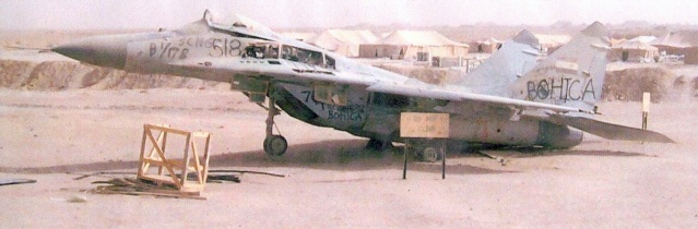 Chasseur Mig 29 Fulcrum abandonné sur une base désertique avec inscriptions BOHICA sur le fuselage